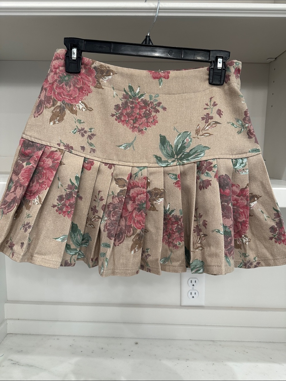 Pink Lily small Floral Pleated Mini Skirt - Beige with Pink Floral.  Like new